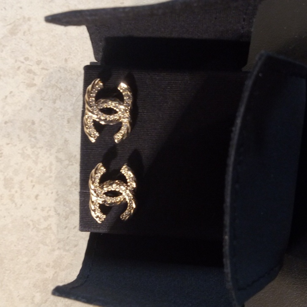 WOMEN'S CHANEL CC LOGO WAVE SWAROVSKI CZ FAUX PEARL LIGHT GOLD CRYSTAL EARRINGS